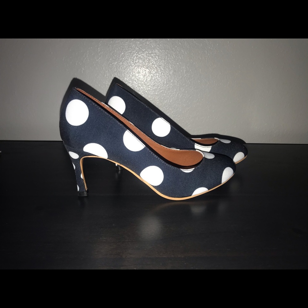 Vintage style navy heels